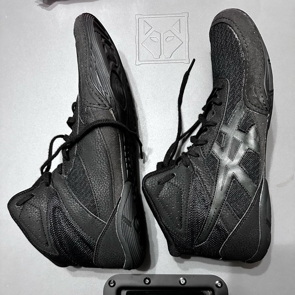 Men’s size 11 ASICS matflex 6 wrestling shoes. Wore once, excellent condition. - Picture 3 of 6